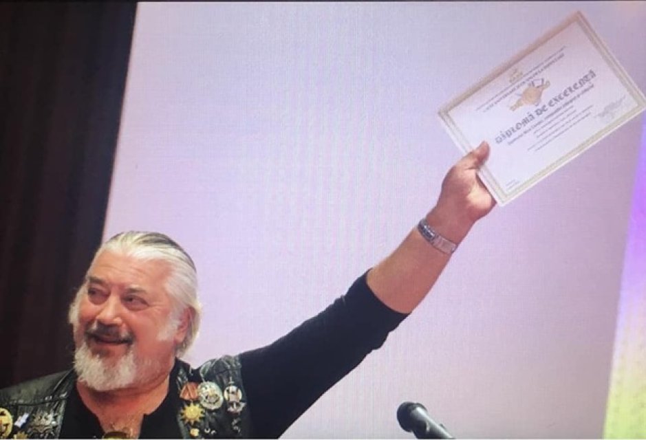 Medana Oprea, mesaj și poezie deosebită în amintirea marelui Nicu Covaci, care ar fi împlinit 79 de ani. "Astăzi, cântă îngerilor, cu aceeași chitară care a spus lumii povești". Este fondaorul trupei Phoenix