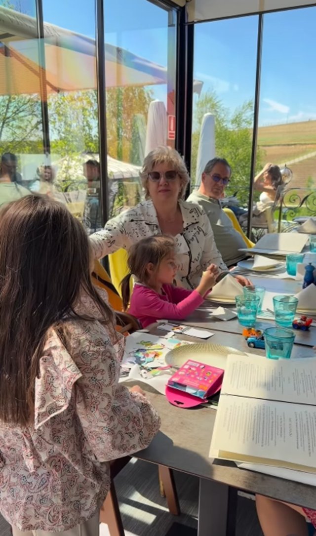 Laura Cosoi, aniversare specială pentru soacra ei. Imagini rare cu părinții lui Cosmin Curticăpean. Toată familia s-a bucurat de ziua specială