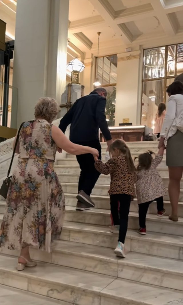 Laura Cosoi, aniversare specială pentru soacra ei. Imagini rare cu părinții lui Cosmin Curticăpean. I-a urat soacrei să se bucure de nepoți