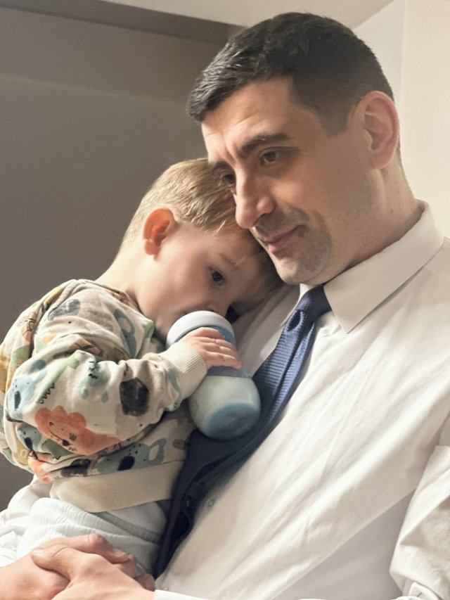 Fiul lui George Simion a împlinit 2 ani. Ce mare a crescut Radu. Băiețelul este născut prin cezariană