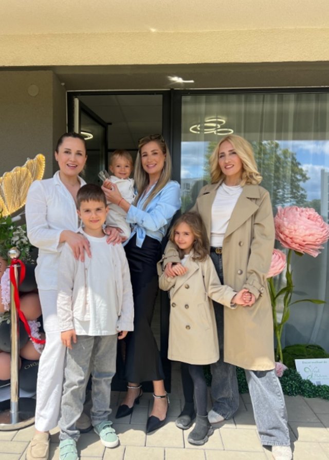 Claudia Puican și-a deschis salon de înfrumusețare. De unde vine numele pe care l-a ales să-i reprezinte noua afacere. Sora ei a fost alături de ea la deschidere