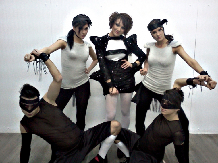 Cantareata Neylini purtand tinute Black Tales