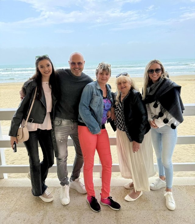 Camelia Mitoșeru, întâlnire de gradul zero cu viitoarea cuscră. O imagine cât o mie de cuvinte care arată care este relația lor. Familia lui Mihai Mitoșeru și familia iubitei se înțeleg de minune
