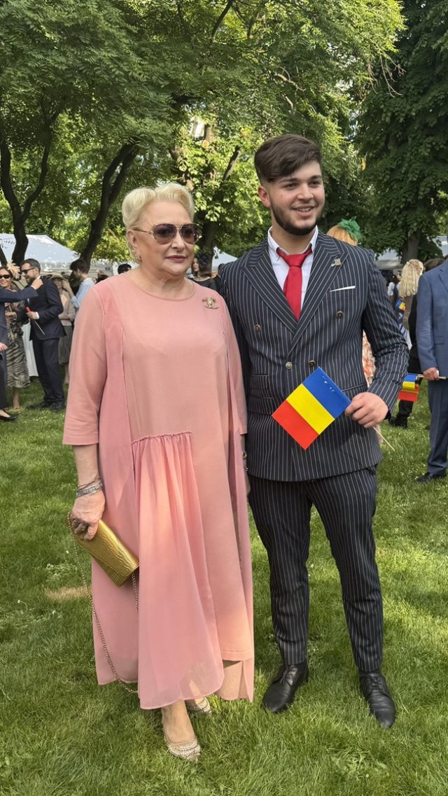 Viorica Dăncilă nu a respectat protocolul de la Ziua Regalității. Cum s-a îmbrăcat fostul premier la petrecerea organizată de Principesa Margareta și Principele Radu