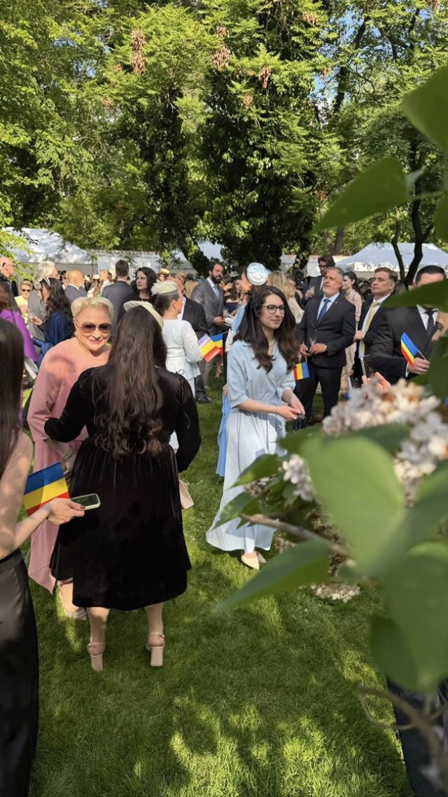 Viorica Dăncilă nu a respectat protocolul de la Ziua Regalității. Cum s-a îmbrăcat fostul premier la Garden Party-ul din 10 mai