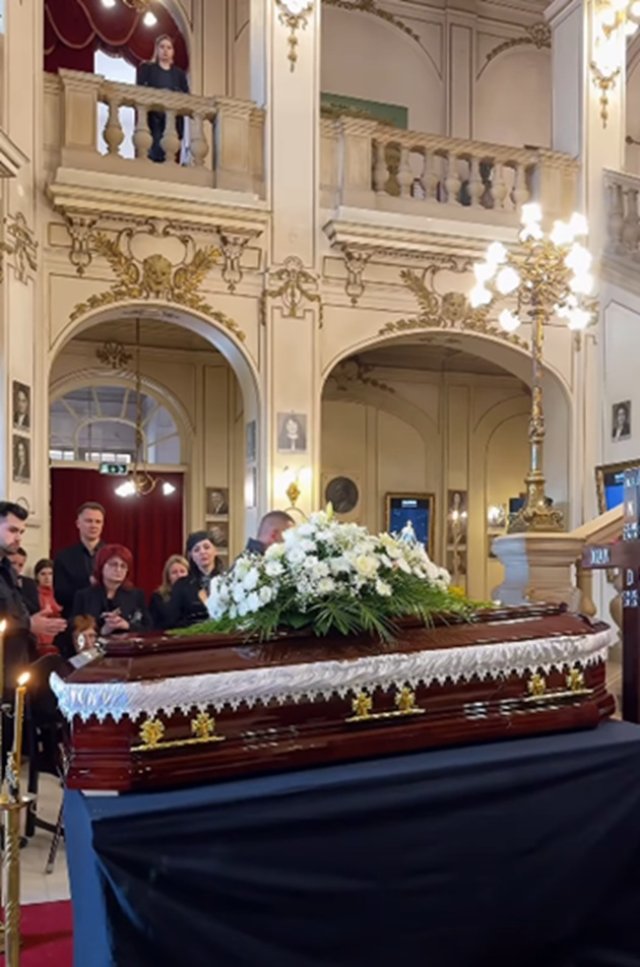 Imaginile durerii de la priveghiul lui Ioan Isaiu. Actorul a fost depus la Teatrul Național din Cluj și oamenii deja au venit pentru un ultim omagiu. Sala a răsunat de aplauze