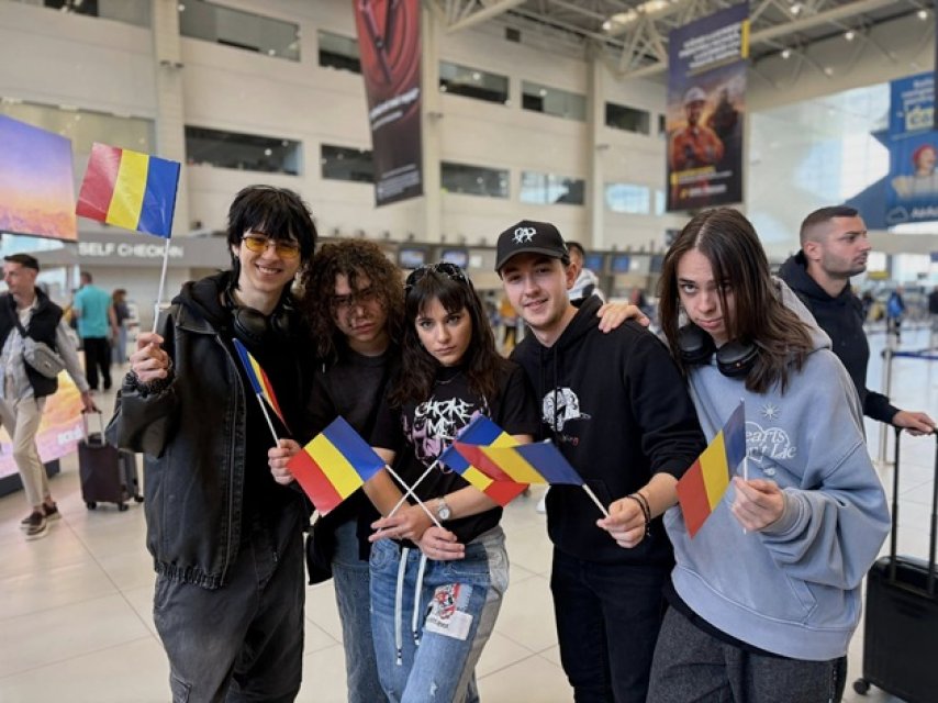 Alexandra Căpitănescu a fost așteptată de sute de români la aeroport, la întoarcerea în țară. Ce mesaj a transmis după ce a ocupat locul 3 la Eurovision 2026. A mulțumit public echipei sale