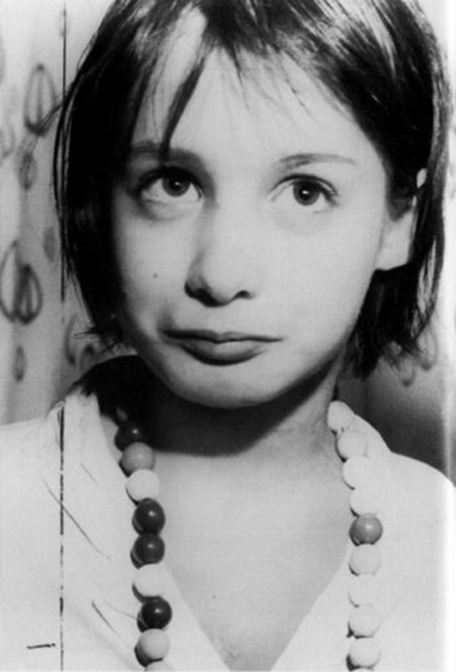 Și-a trăit copilăria legată de scaun sau de pat, într-o cameră obscură. Povestea fetiței de 13 ani care nu a învățat să vorbească, din cauza tatălui abuziv. A fost descoperită la 13 ani