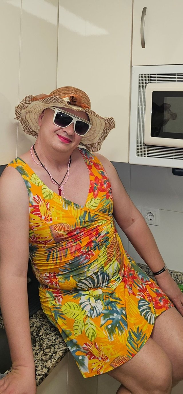 Cristi din Banat, apariție total neașteptată în rochie scurtă și pălărie la biserică. „M-au lăsat în pace să aprind câteva lumânări”. Nu mai activează în muzică