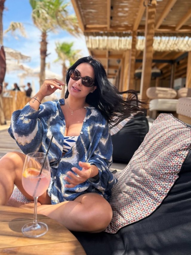 Deea Maxer s-a bucurat din plin de luna de miere. Radiază de fericire de când a devenit doamna Cataramă. S-a bucurat de vacanța în Grecia cu actualul soț
