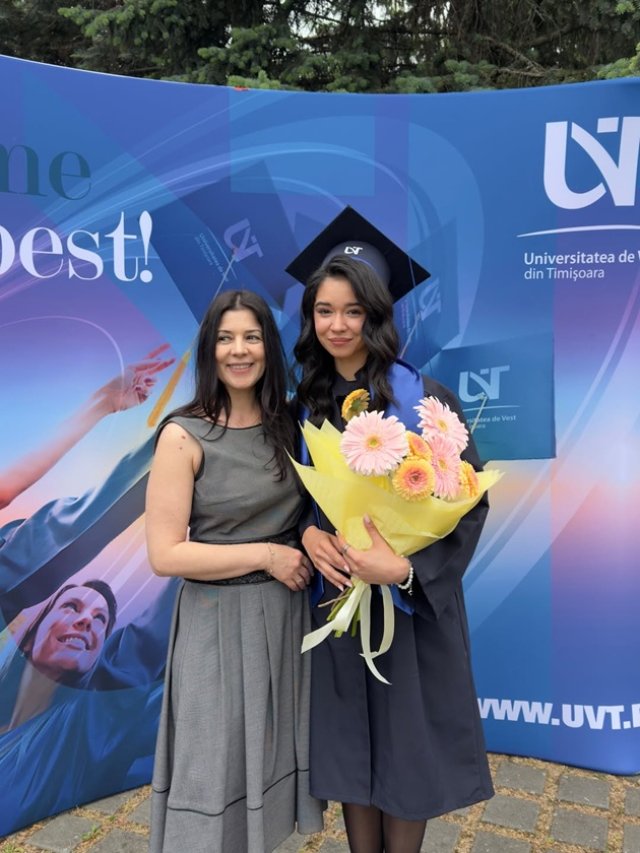 Ianca, fiica lui Răzvan Simion, a absolvit facultatea. Marele absent de la festivitate a fost chiar tatăl ei. Mama a susținut-o în acest moment important