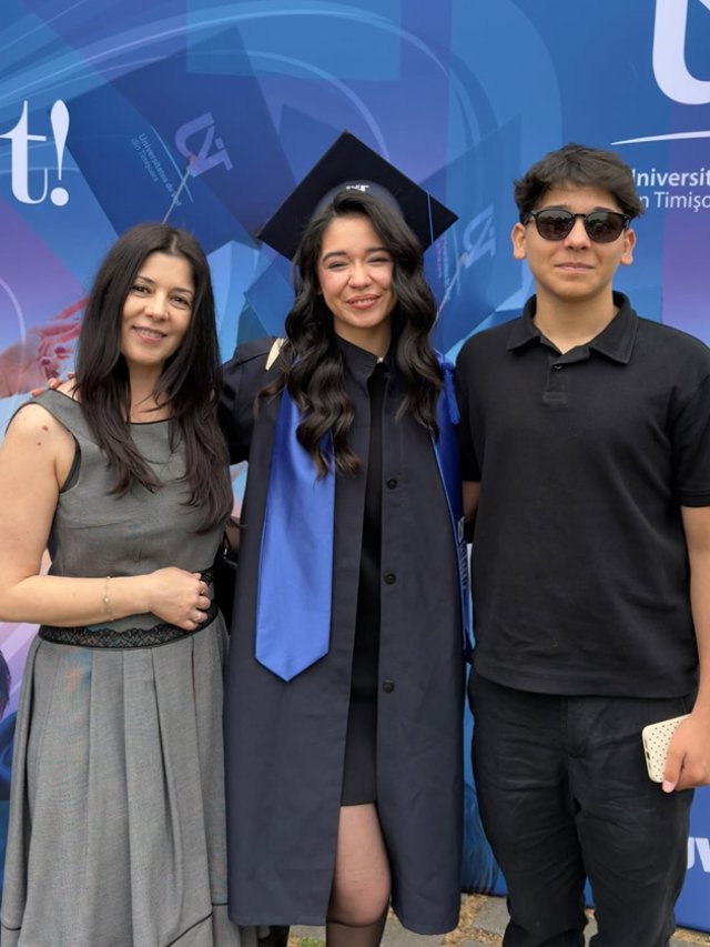 Ianca, fiica lui Răzvan Simion, a absolvit facultatea. Marele absent de la festivitate a fost chiar tatăl ei. Fratele ei mai mic, Tudor, a fost prezent
