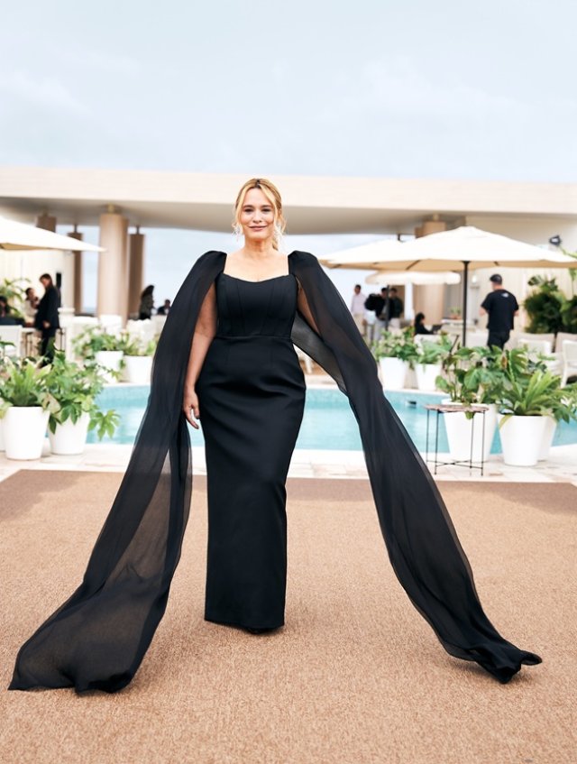 Andreea Esca, apariție de cinci stele pe covorul roșu de la Cannes 2026. A apărut la brațul lui Sebastian Stan și al lui Cristian Mungiu. A purtat accesorii discrete și machiaj natural