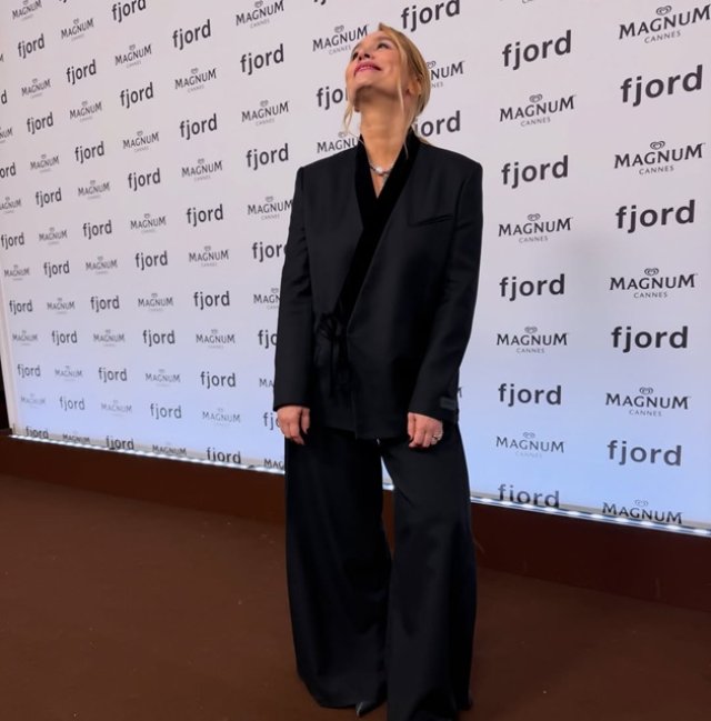 Andreea Esca, apariție de cinci stele pe covorul roșu de la Cannes 2026. A apărut la brațul lui Sebastian Stan și al lui Cristian Mungiu. A doua ținută a fost un costum cu pantaloni și sacou