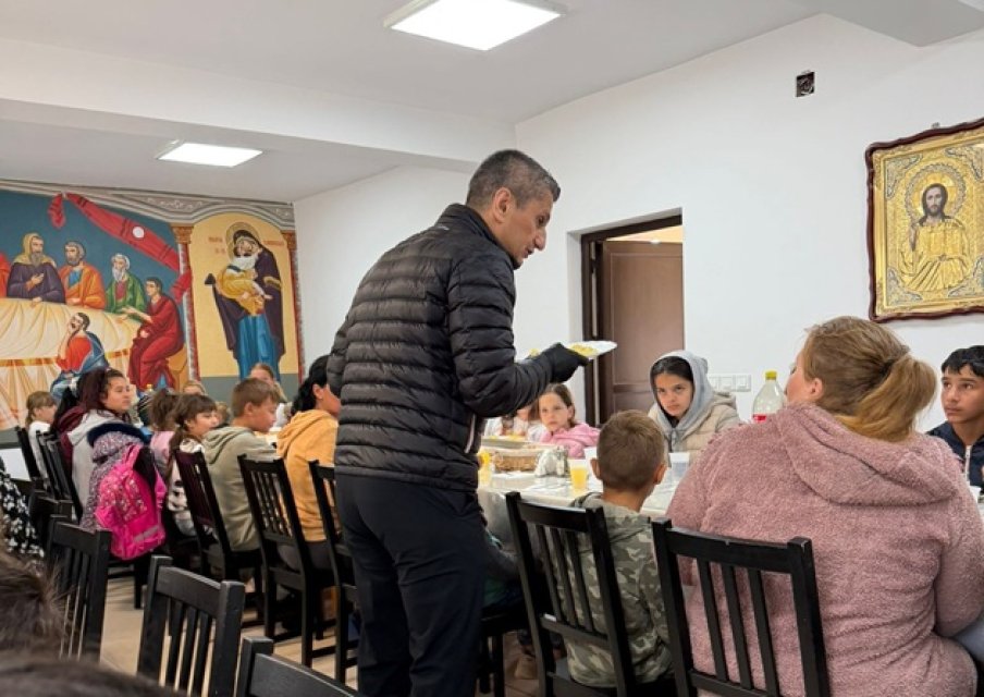 Familia Lucescu a făcut pomană la un centru social din Teleorman. „Răzvan Lucescu a servit personal copiii” din Lada, Teleorman