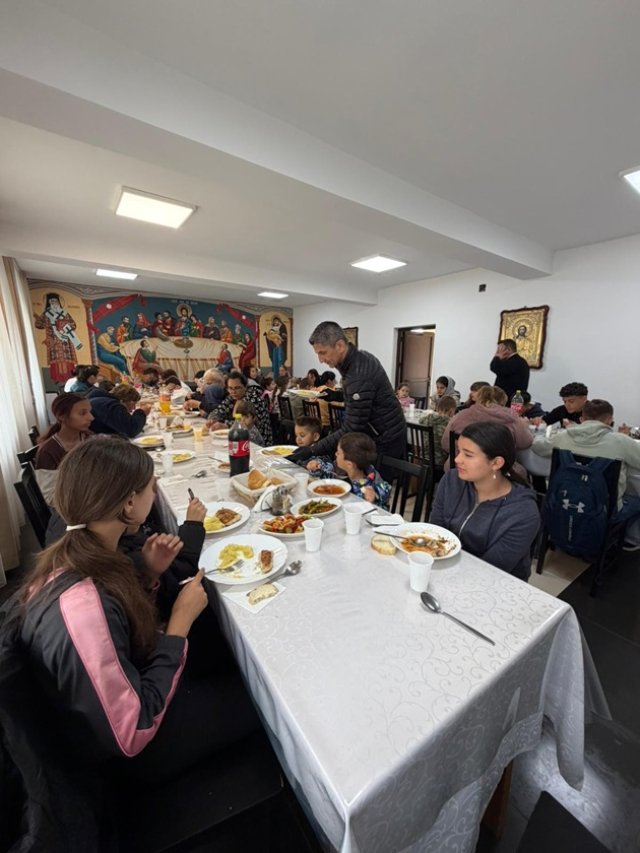 Familia Lucescu a făcut pomană la un centru social din Teleorman. „Răzvan Lucescu a servit personal copiii”. Preotul l-a felicitat public pe Răzvan Lucescu