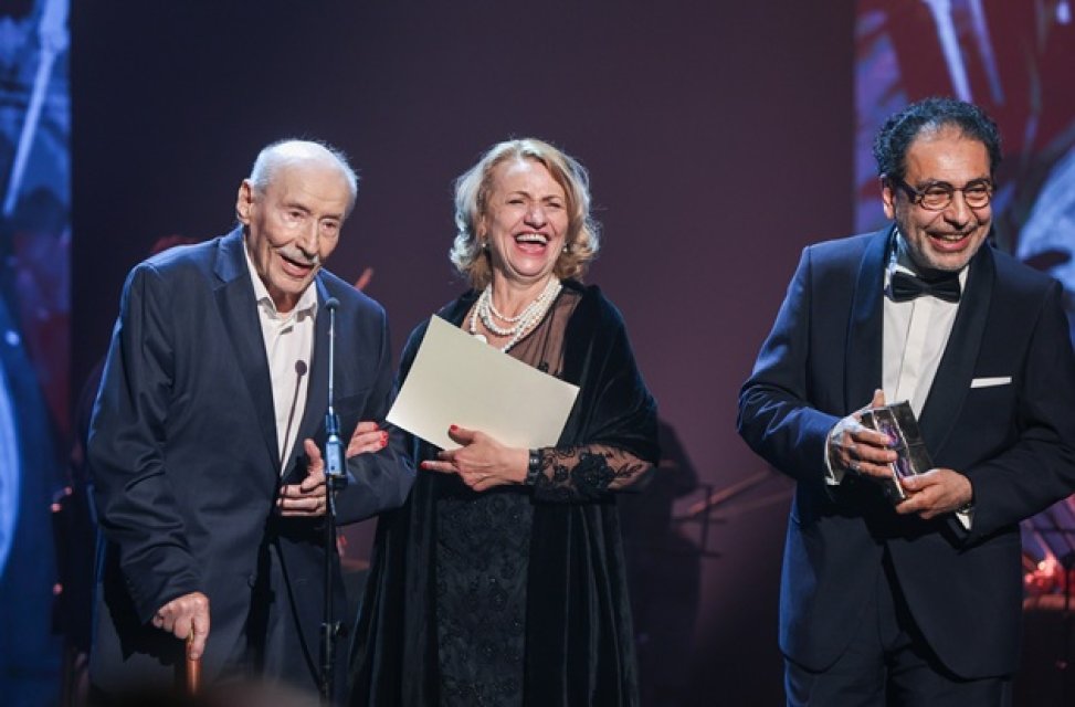 Victor Rebengiuc, apariție de senzație la 93 de ani pe scena Teatrului Odeon. A primit Omagiul UNITER pentru o carieră strălucită și longevivă. Dragoș Buhagiar și Aura Corbeanu i-au înmânat premiul
