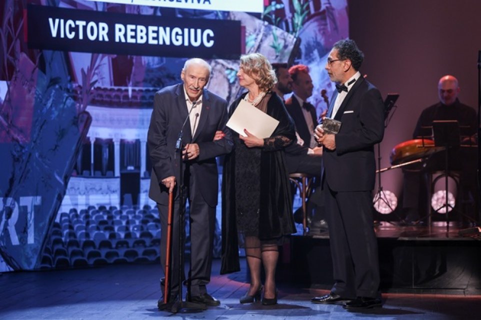 Victor Rebengiuc, apariție de senzație la 93 de ani pe scena Teatrului Odeon. A primit Omagiul UNITER pentru o carieră strălucită și longevivă, de 7 decenii
