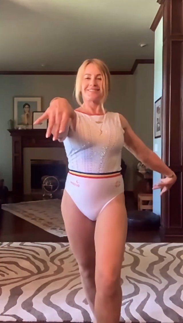 Nadia Comăneci a îmbrăcat din nou costumul de gimnastică la 64 de ani. Lansează o colecție de costume inspirate din ziua în care a obținut primul 10 perfect de la Jocurile Olimpice