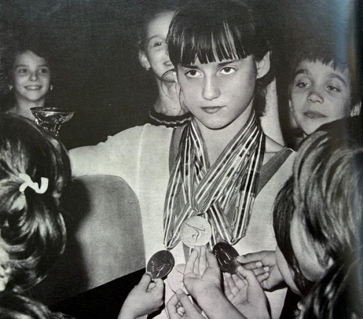 Nadia Comăneci a îmbrăcat din nou costumul de gimnastică la 64 de ani. A anunțat prevânzarea celor 200 de costume de colecție