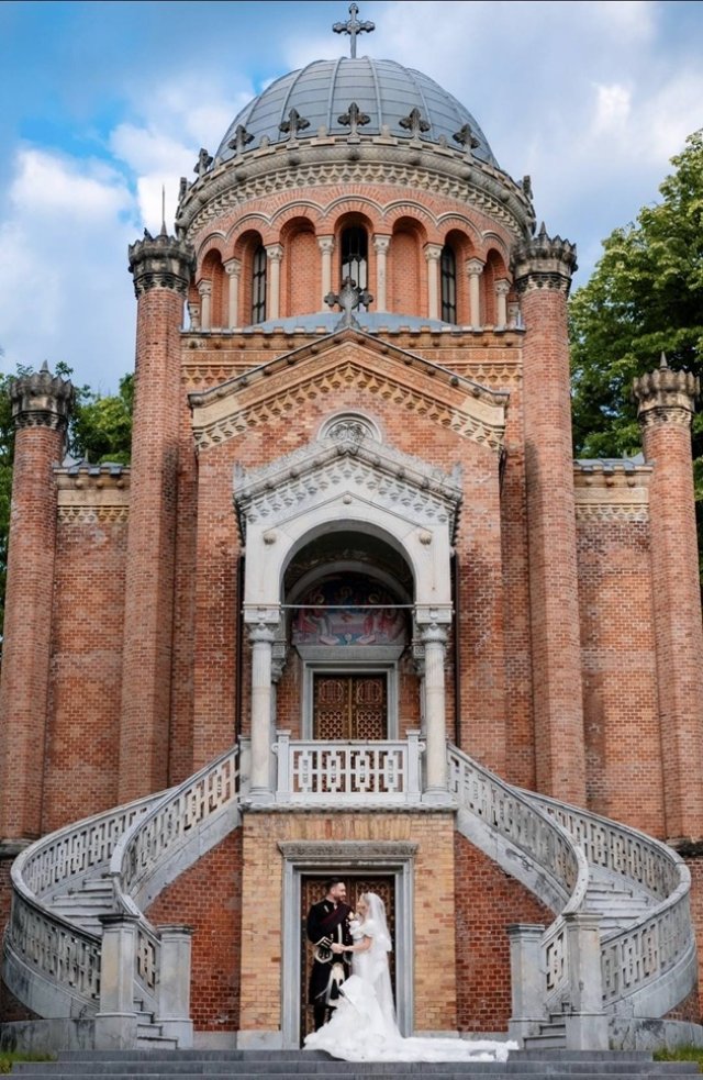Nuntă cu ștaif la palat! Marius Moga și Bianca Lăpuște, nași de cununie pentru Răzvan Vasile și Baronessa de Brattleby Nicoleta Scarlat. S-au căsătorit civil în Londra