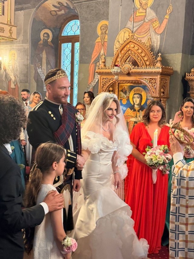 Nuntă cu ștaif la palat! Marius Moga și Bianca Lăpuște, nași de cununie pentru Răzvan Vasile și Baronessa de Brattleby Nicoleta Scarlat. Mirele a purtat kilt