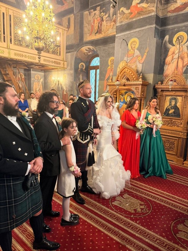 Nuntă cu ștaif la palat! Marius Moga și Bianca Lăpuște, nași de cununie pentru Răzvan Vasile și Baronessa de Brattleby Nicoleta Scarlat. Moga și soția sa au atras toate privirile