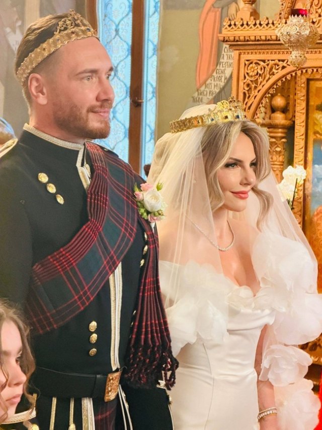 Nuntă cu ștaif la palat! Marius Moga și Bianca Lăpuște, nași de cununie pentru Răzvan Vasile și Baronessa de Brattleby Nicoleta Scarlat. Rochia miresei a avut 355 de trandafiri aplicați manual