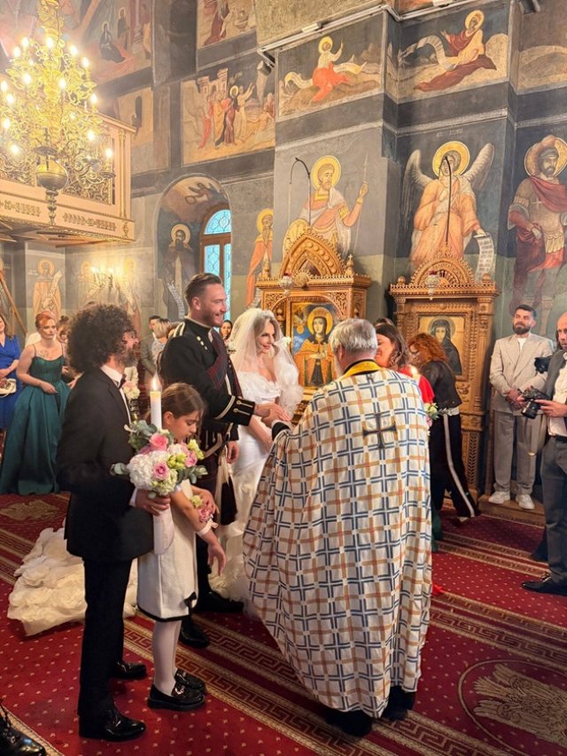 Nuntă cu ștaif la palat! Marius Moga și Bianca Lăpuște, nași de cununie pentru Răzvan Vasile și Baronessa de Brattleby Nicoleta Scarlat. Slujba a fost oficiată de părintele Vasile Ioana