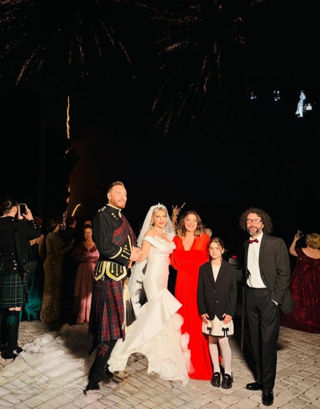 Nuntă cu ștaif la palat! Marius Moga și Bianca Lăpuște, nași de cununie pentru Răzvan Vasile și Baronessa de Brattleby Nicoleta Scarlat. Mirii și nașii au o relație apropiată