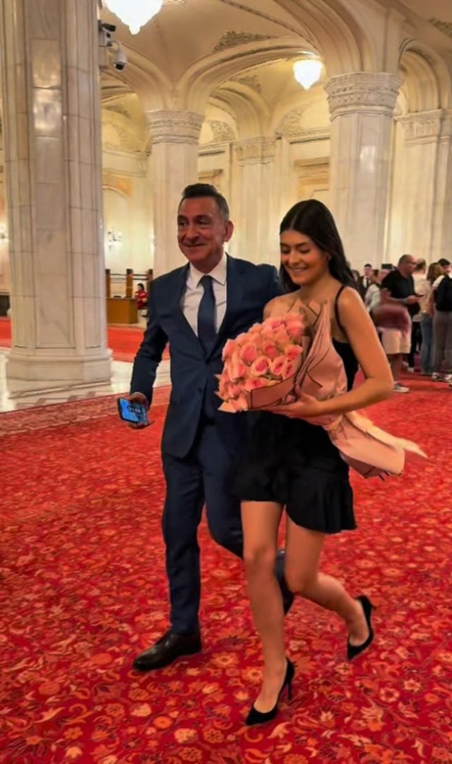 Mayra, fiica lui Ilie Dumitrescu a absolvit facultatea. Ce frumoasă este mezina familiei. Mama ei i-a transmis, de asemenea, un mesaj pe Instagram