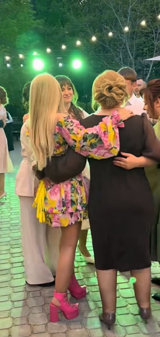 "Tanti" Ludmila, apariție de senzație la aproape 70 de ani. Se vede clar că mama lui Dan Bălan sfidează vârsta din buletin. A purtat rochie scurtă și tocuri înalte