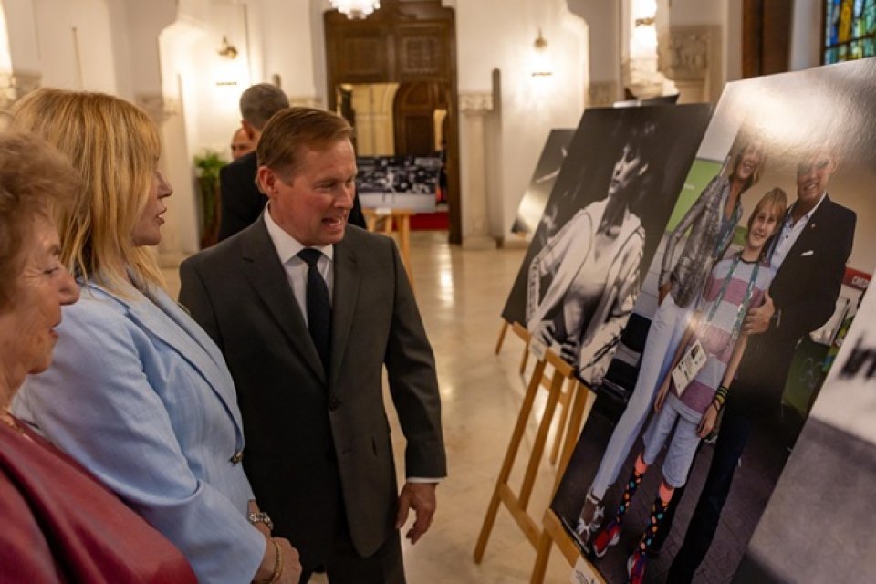 Nadia Comăneci a fost decorată de Nicușor Dan cu Ordinul "Steaua României". "Sportul vorbește aceeași limbă". În discursul ei a vorbit și despre relația cu soțul ei, Bart Conner