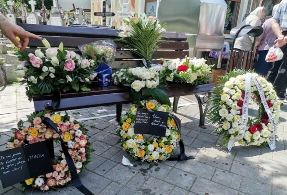 Imaginile durerii de la funeraliile Sandei Țăranu. „Vocea televiziunii române” a fost înmormântată alături de marea ei dragoste, tenorul Nicolae Țăranu. Mesajul scris de sora ei pe coroană a fost extrem de emoționant