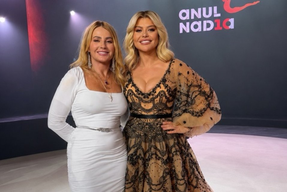 Nadia Comăneci, sărbătorită ca o regină la Onești. Loredana Groza a îngenuncheat în fața ei: „Mă înclin”. Nadia continuă să fie admirată pentru performanțele din gimnastică