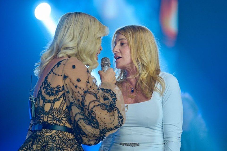Nadia Comăneci, sărbătorită ca o regină la Onești. Loredana Groza a îngenuncheat în fața ei: „Mă înclin”. Gimnasta are 64 de ani