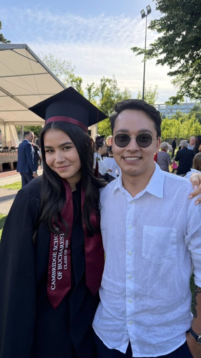 Daciana Sârbu și Victor Ponta, din nou împreună de dragul fiicei lor. Cum au fost surprinși la absolvirea Irinei. Maria și Andrei Ponta s-au fotografiat cu sora lor