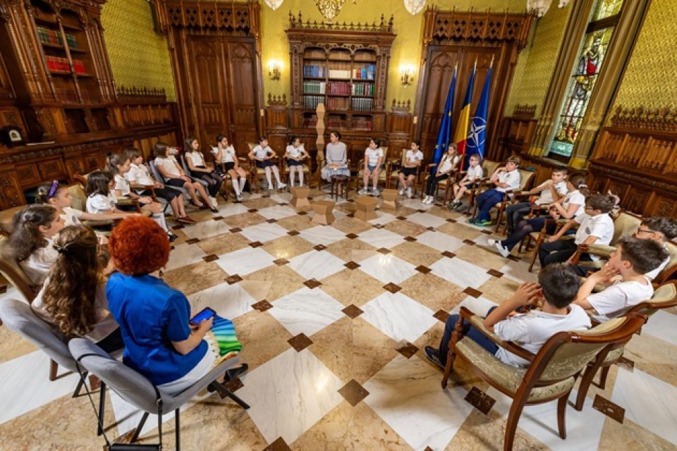 Ce meserii onorabile și-au ales deja copiii președintelui României, complet diferite de ale părinților. Aheea și Antim au fost vedetele evenimentelor de la Palatul Cotroceni. Mirabela Grădinaru le-a citit copiilor prezenți