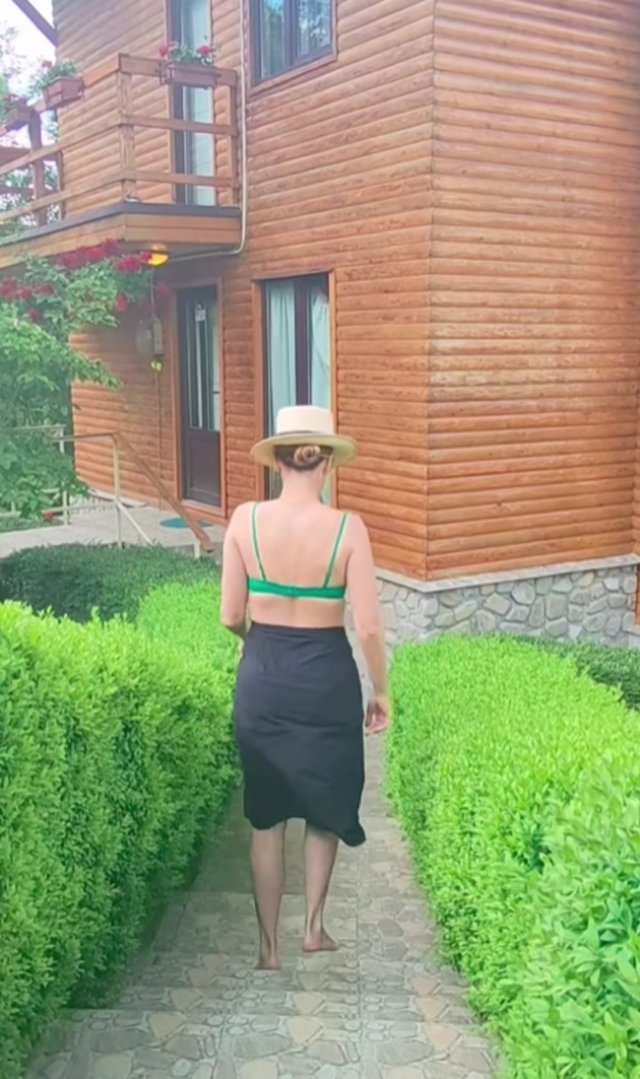 Andreea Marin, imagini în costum de baie la 51 de ani la Telega. Cum arată acum casa de vacanță a vedetei. S-a filmat în costum de baie în curte