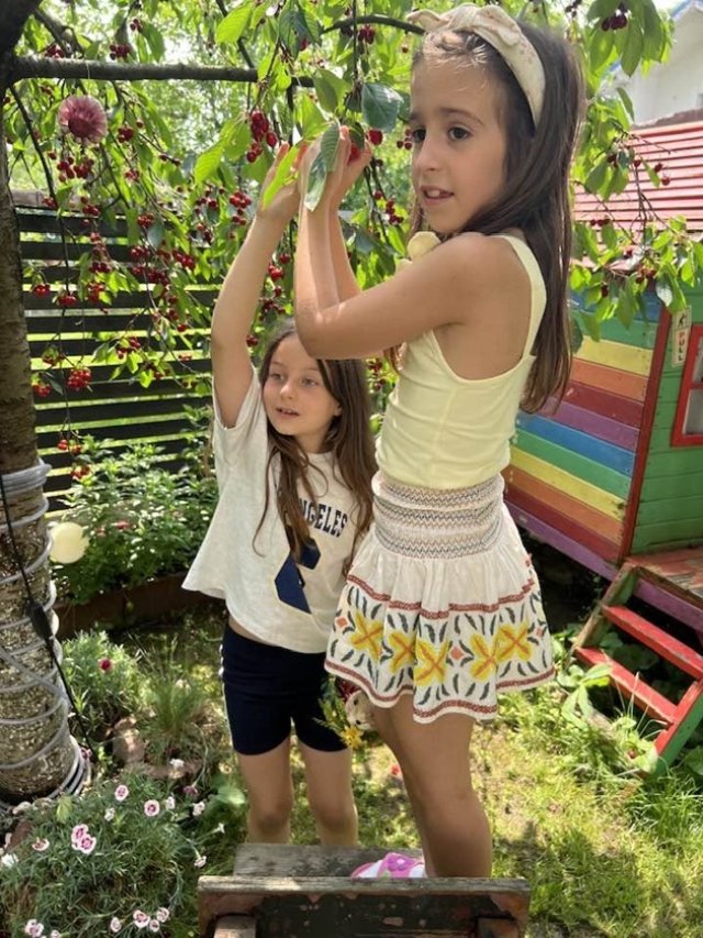 Fiica Elenei Udrea face primii bani cinstiți la numai 7 ani: „Prima afacere a Evei”. A făcut un exercițiu de educație financiară
