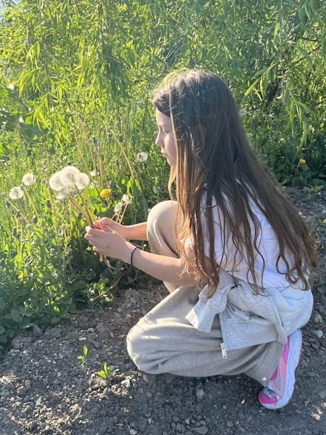 Fiica Elenei Udrea face primii bani cinstiți la numai 7 ani: „Prima afacere a Evei”. Fosta politiciană publică des imagini cu fata ei și a lui Adrian Alexandrov