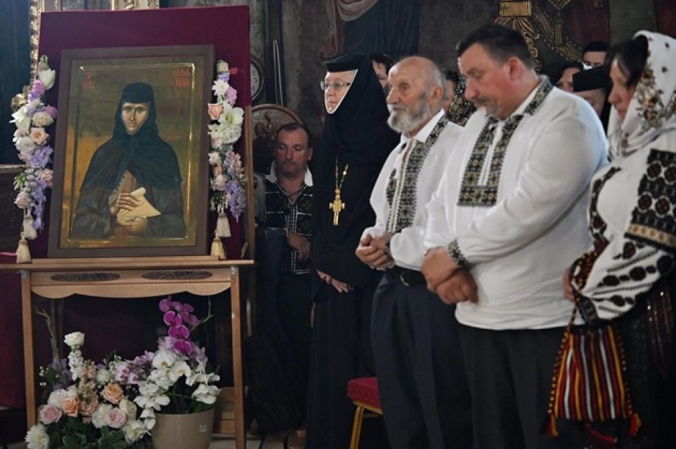 Tatăl Sfintei Elisabeta de la Pasărea a avut ocazia să se închine la moaștele fiicei sale. Aceasta a fost recent canonizată. Sfânta a murit pe 5 iunie 2014