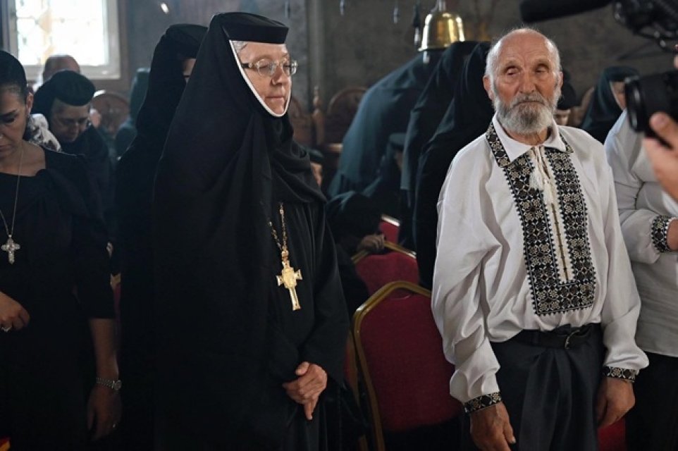 Tatăl Sfintei Elisabeta de la Pasărea a avut ocazia să se închine la moaștele fiicei sale. Aceasta a fost recent canonizată. Tatăl ei a stat lângă racla cu sfintele moaște