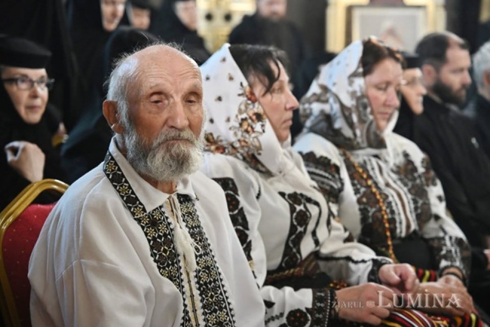 Tatăl Sfintei Elisabeta de la Pasărea a avut ocazia să se închine la moaștele fiicei sale. Aceasta a fost recent canonizată. La naștere a primit numele de Rodica Lazăr