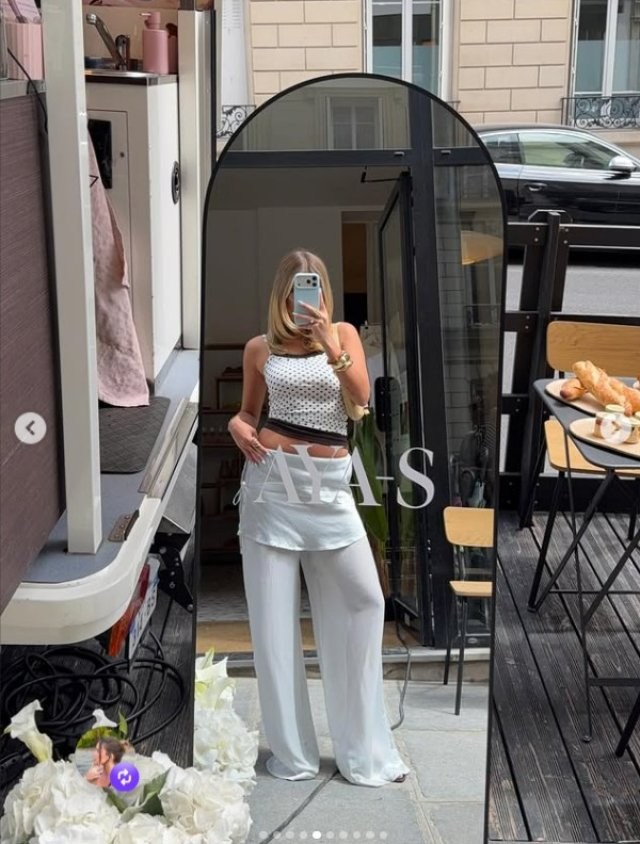 Fustă scurtă purtată peste pantaloni + top scurt + accesorii aurii