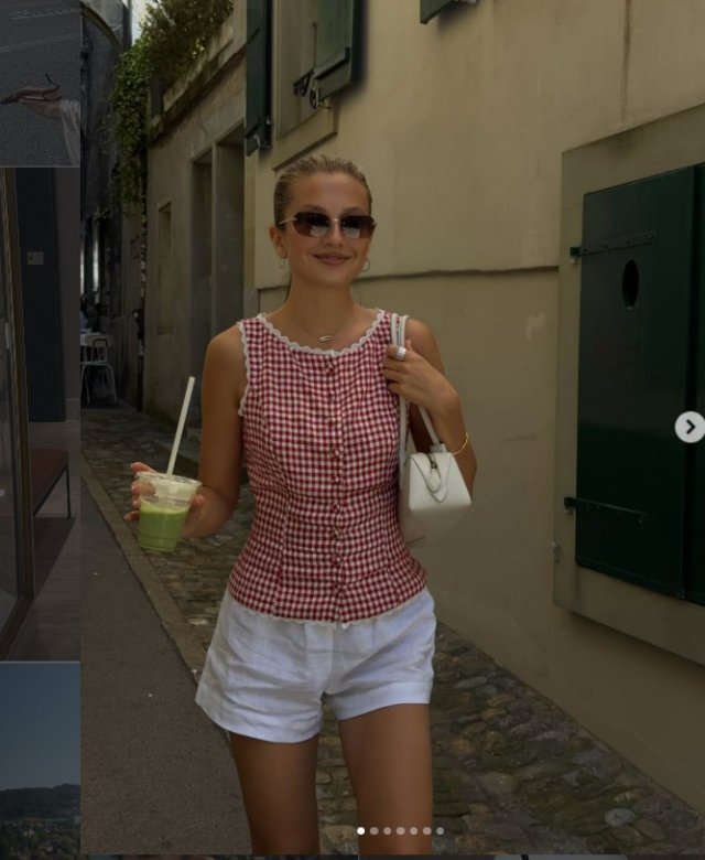 Bluză cu decolteu rotund + pantaloni scurți + geantă + flip-flops