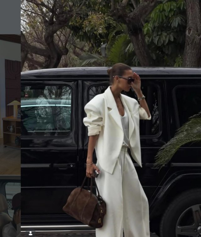Un costum cu linii moderne + geantă în tonuri de cappuccino + accesorii glam