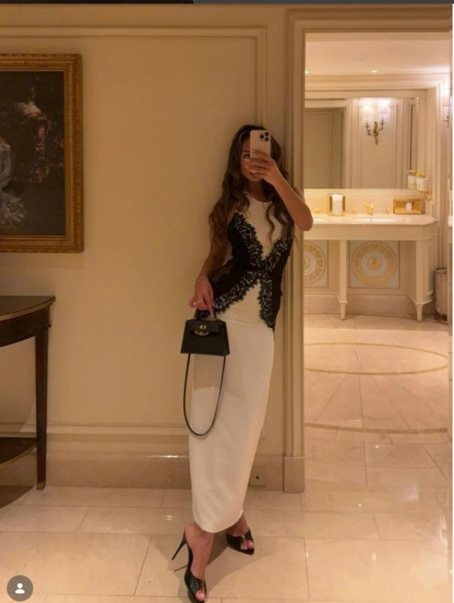Accente de dantelă + rochie lungă + sandale cu toc