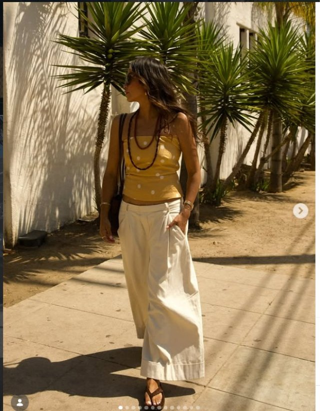 Top simplu + blugi/pantaloni de in largi + flip-flops