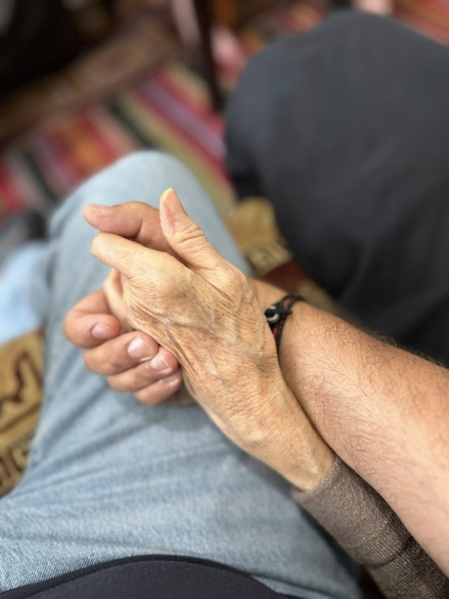 Daniel Buzdugan, imagine emoționanta cu mama lui în vârstă de 91 de ani. „Cel mai cald și mai sigur loc din lume”. A povestit în online cât de emoționantă a fost întâlnirea cu ea